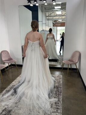 Vera Wang Strapless Tulle Wedding Gown in Ivory and White